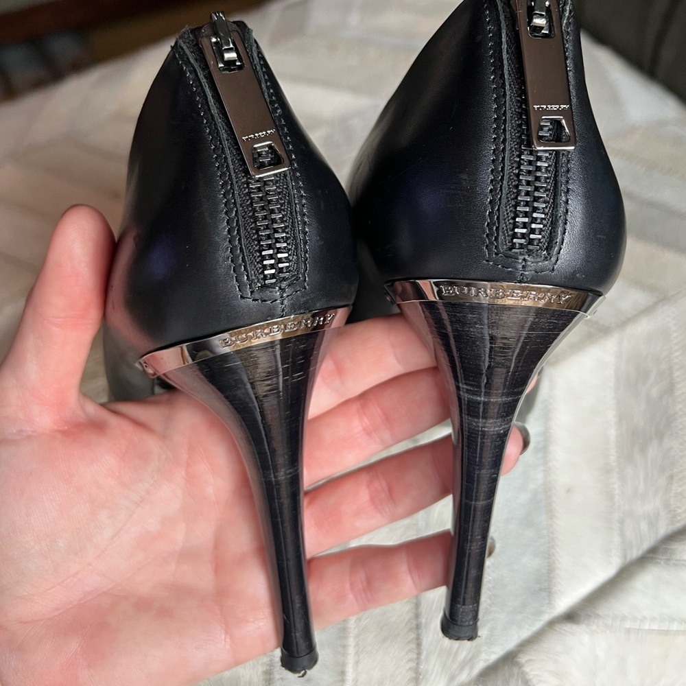 BURBERRY black leather pump heels. Zip hardware back. US 9.5 / EU 40.5 - Picture 7 of 11